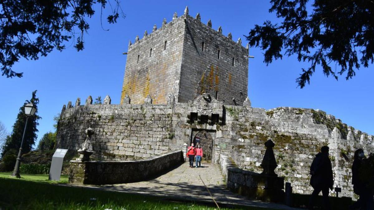 Vista del castillo de Soutomaior desde los jardines.