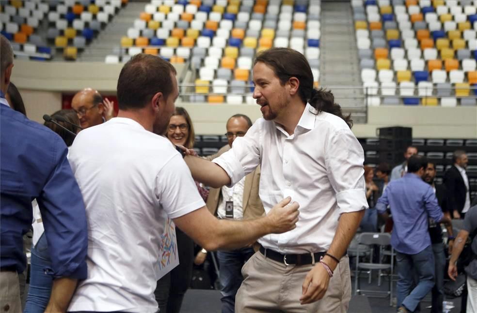 Fotogalería de la asamblea de Podemos sobre el referéndum de Cataluña