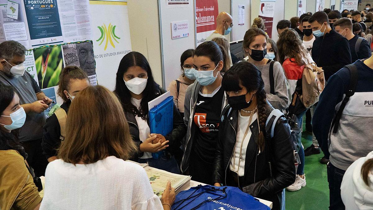 Los universitarios zamoranos en la Feria de Bienvenida a la USAL, en el Campus Viriato.