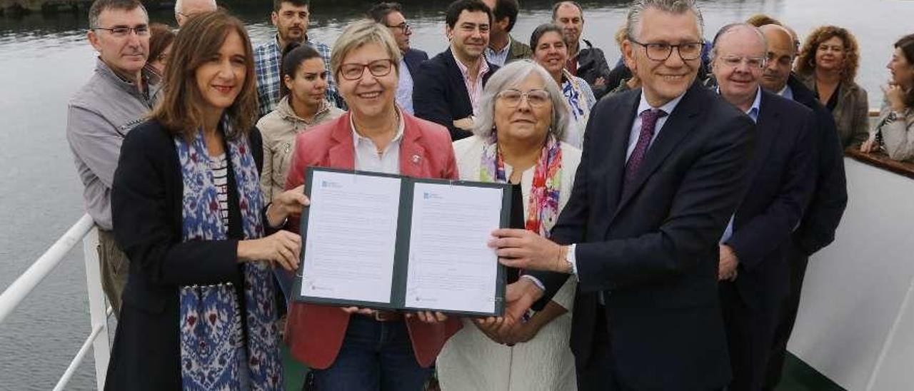 En primer término, Carmen Pomar, Rosa Quintana, Engracia Trillo y Javier Touza; detrás, armadores que participan en el ciclo y el profesorado del instituto vigués. // Ricardo Grobas