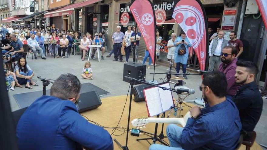 Iniciativas como el ciclo de conciertos Ágora Vermú ayuda a desestacionalizar la oferta. En la imagen, Tacón Gitano en A Baldosa. // Iñaki Abella