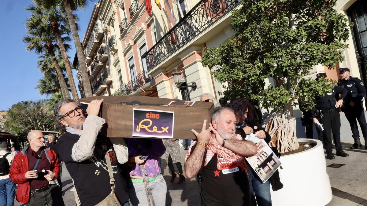 Sacan una 'tumba' del cine Rex durante la protesta por su cambio de uso en el exterior del Ayuntamiento, este jueves