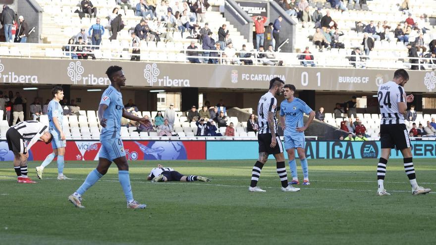 Gestos de lamento de los jugadores del FC Cartagena en el encuentro ante el Burgos.