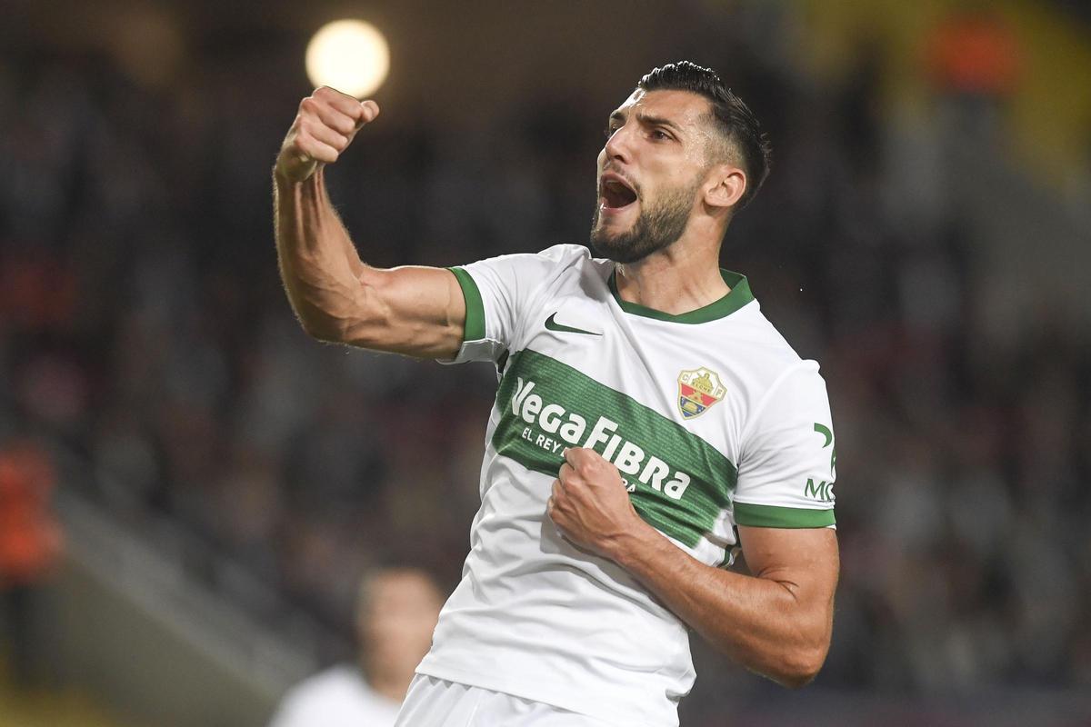 Rafa Mir celebra su gol al Barcelona