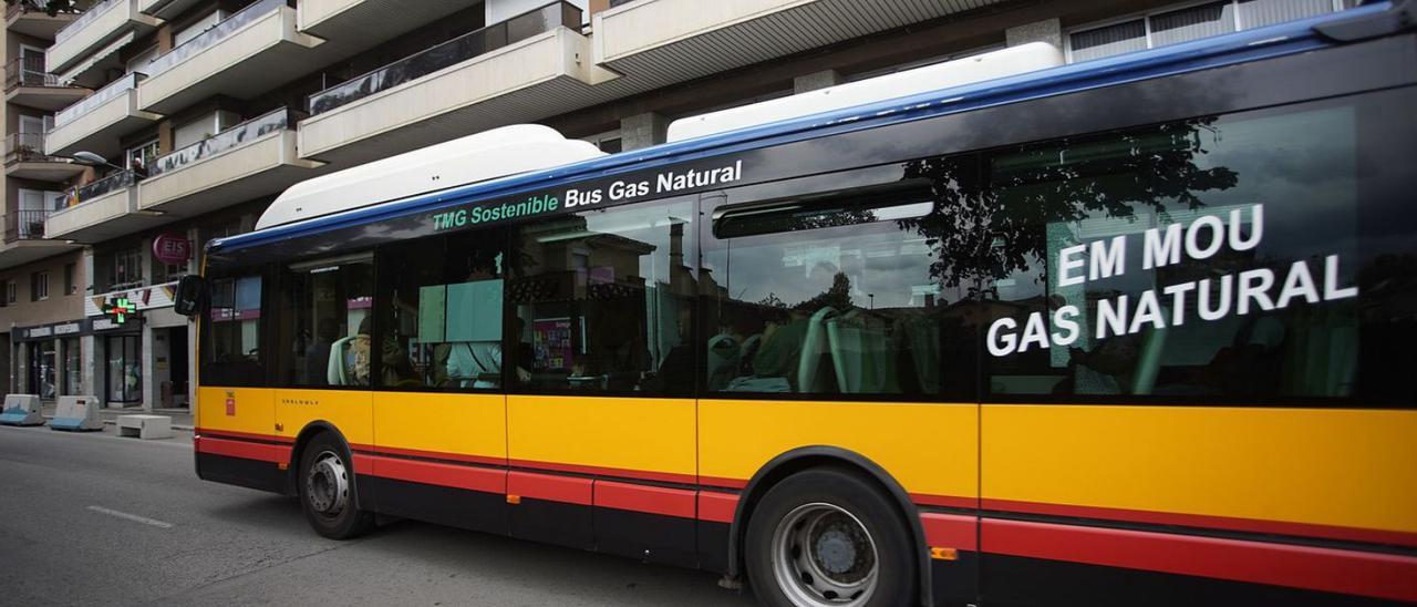 Un autobús de la línia 5 que funciona amb gas, passant per l’avinguda de Sant Narcís. | MARC MARTÍ