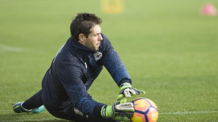 Germán Lux atrapa un balón en Abegondo.