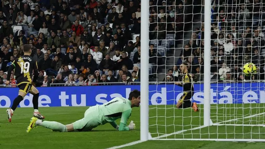 De Frutos castiga al Madrid: gol del Rayo tras un despiste de Tchouaméni
