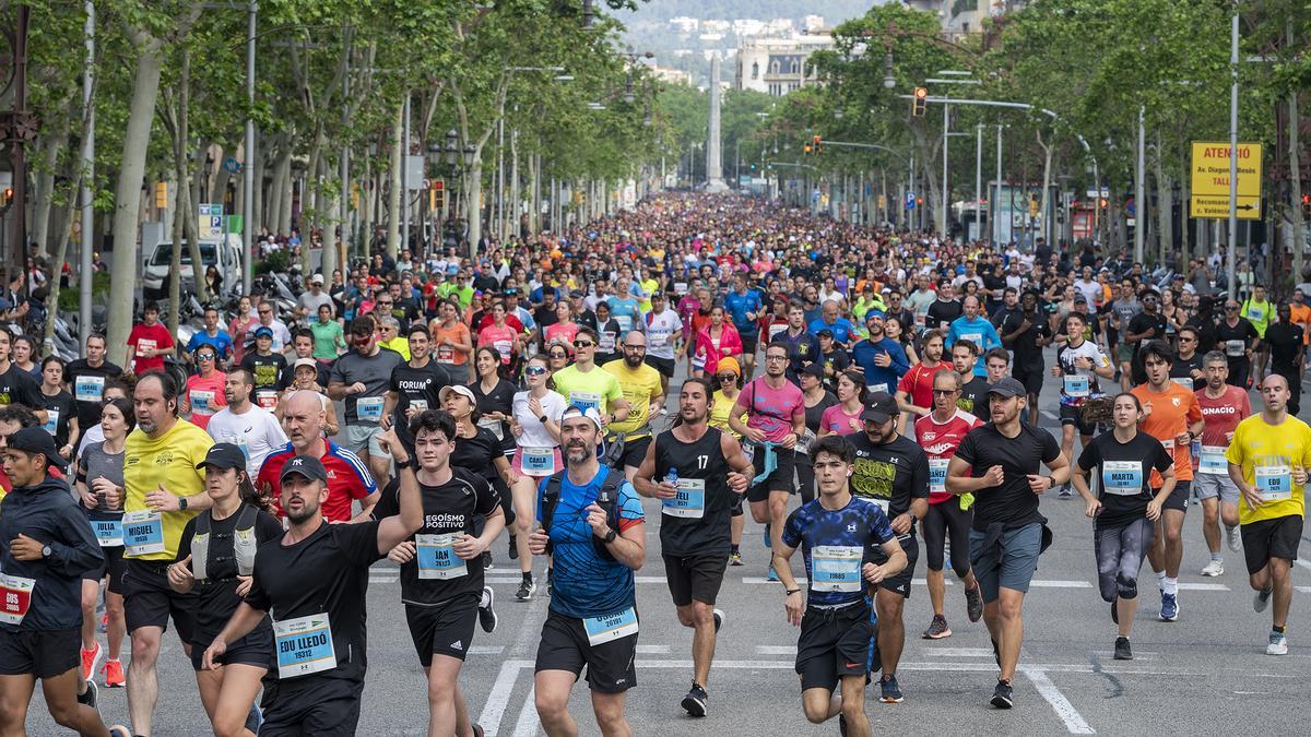 Los participantes descienden por el passeig de Gràcia durante la 44 edición de la Cursa de El Corte Inglés