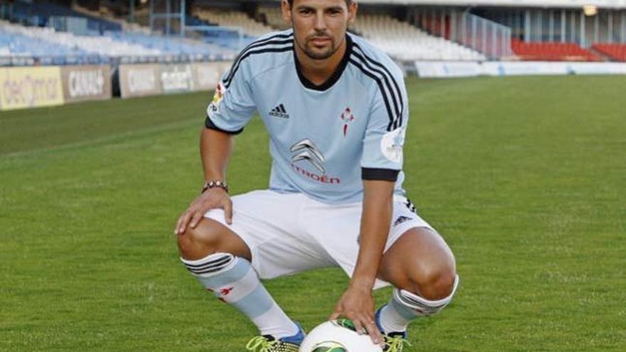 Nolito posa con la nueva camiseta del Celta // MARTA BREA