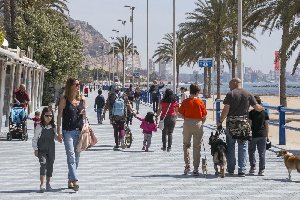 Los más pequeños salen del confinamiento después de más de 40 días pero un gran número de familias salen enteras y no se respeta la distancia de seguridad.