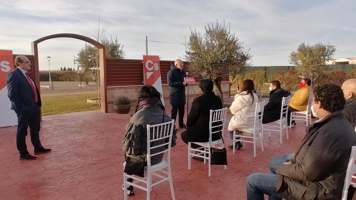 Alfonso Joaquín Martín y Francisco Igea, de pie, se dirigen a los candidatos de Ciudadanos