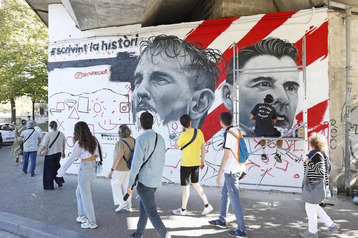 Les imatges del gran mural d'Stuani i Míchel al centre de Girona