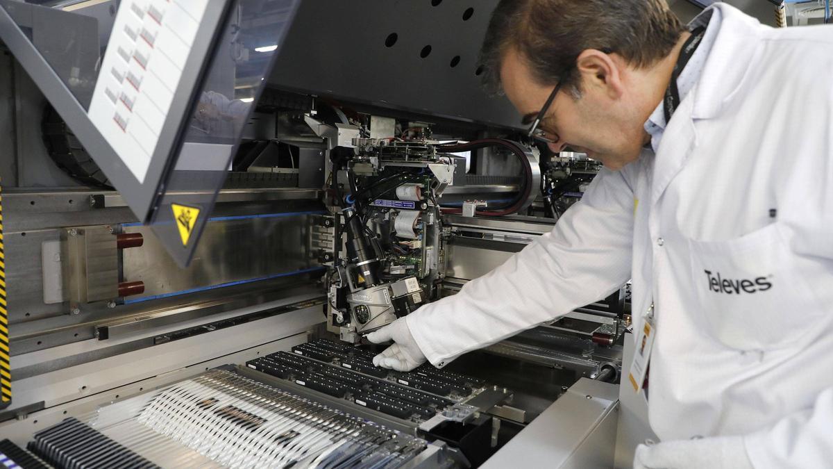 Fabricación de microchips en la planta de Televés, en Santiago.