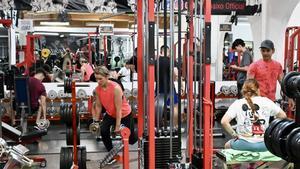 Personas entrenandoen un gimnasio de Pontevedra.