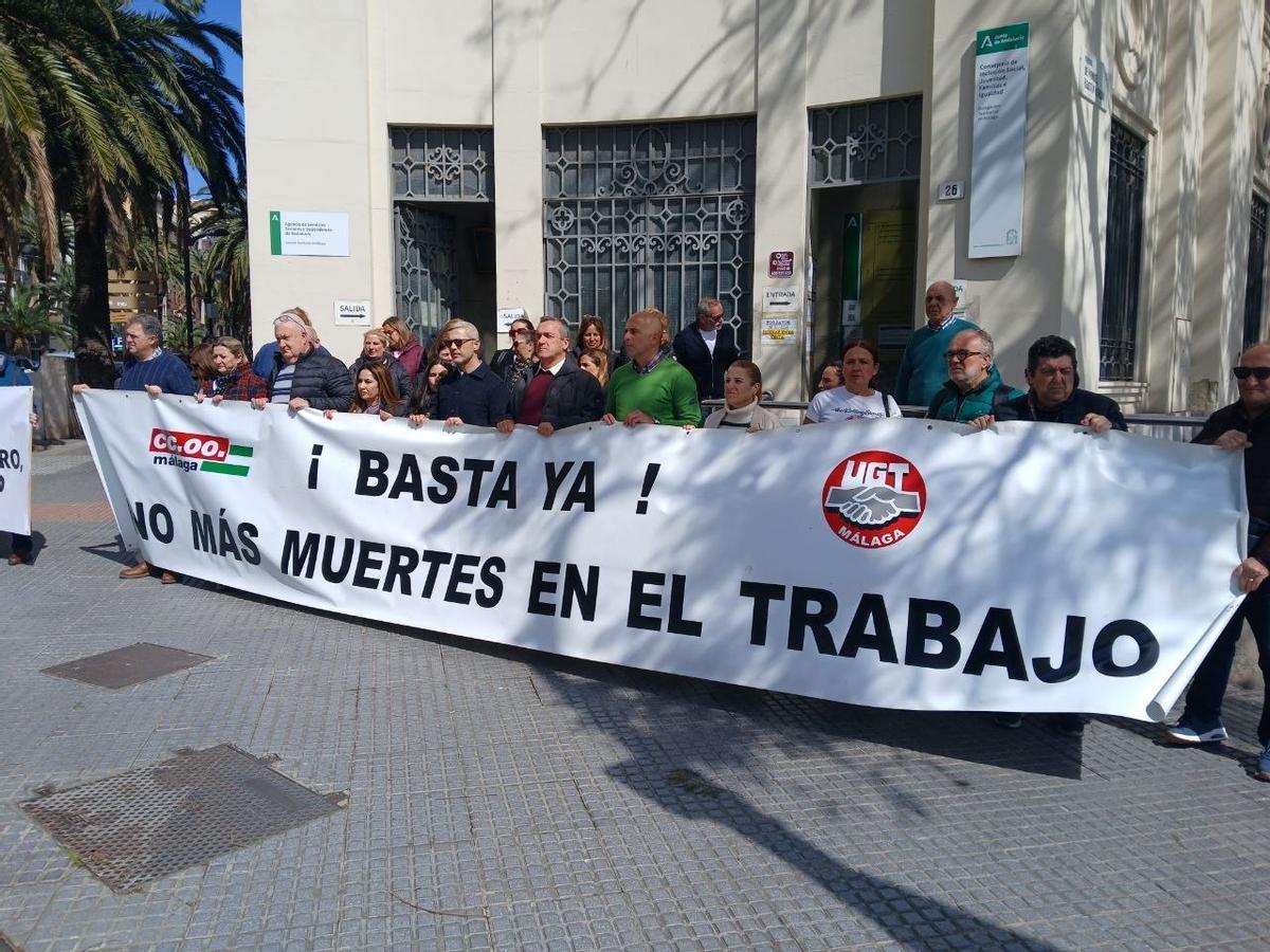 La concentración de los sindicatos CCOO y UGT en Málaga por el accidente laboral con resultado de muerte en Benarrabá.