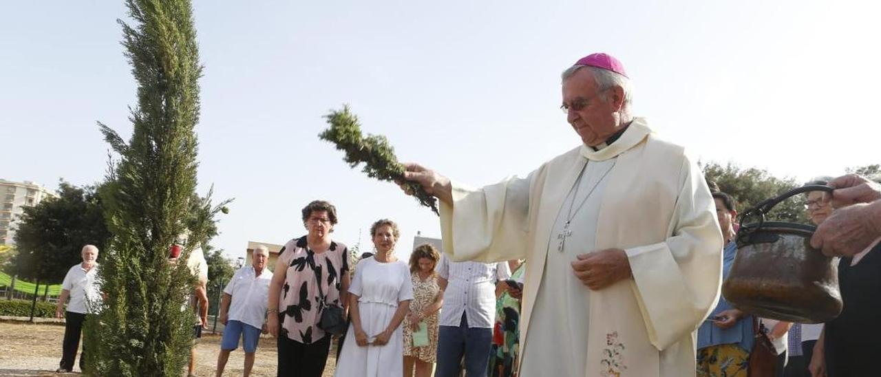 El obispo Sebastià Taltavull bendijo ayer el solar en ele que se levantará el nuevo templo.