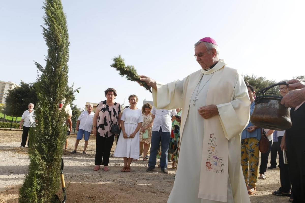 El obispo Sebastià Taltavull bendijo ayer el solar en ele que se levantará el nuevo templo.