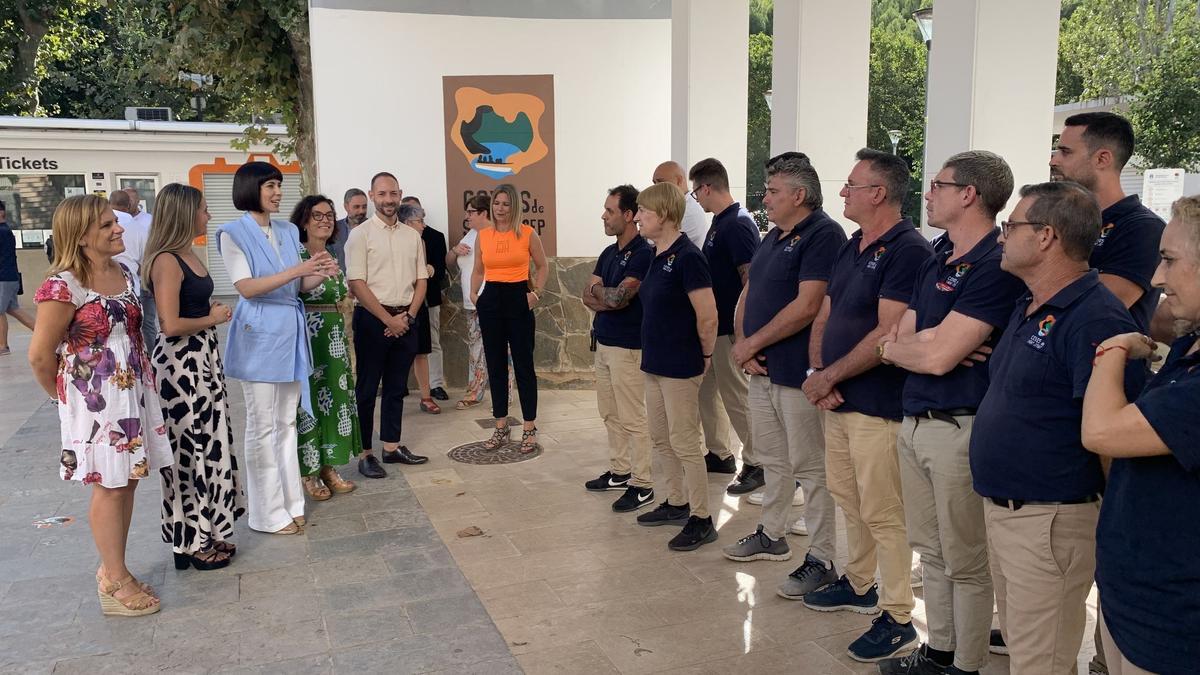 La ministra de Ciencia e Innovación, Diana Morant, conversa con los barqueros en el acceso a les Coves de Sant Josep.