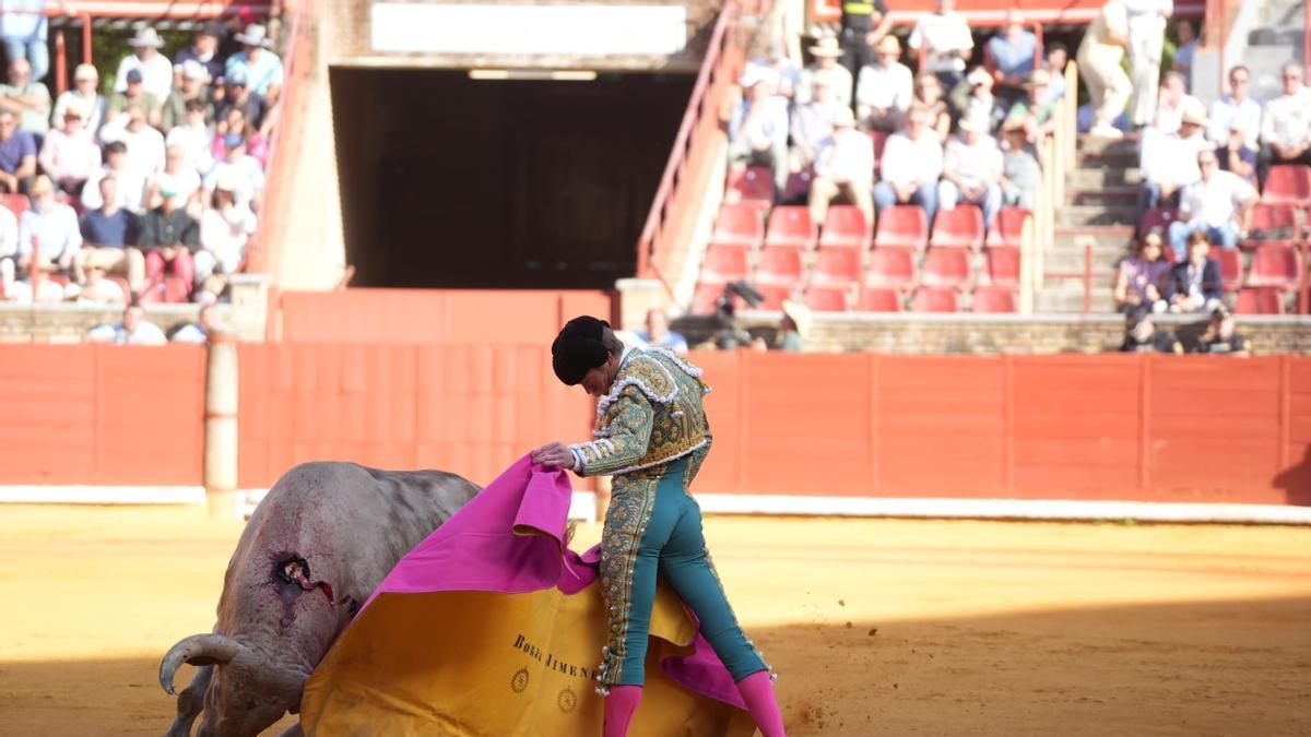 Borja Jiménez a la verónica en el primer toro de la tarde.
