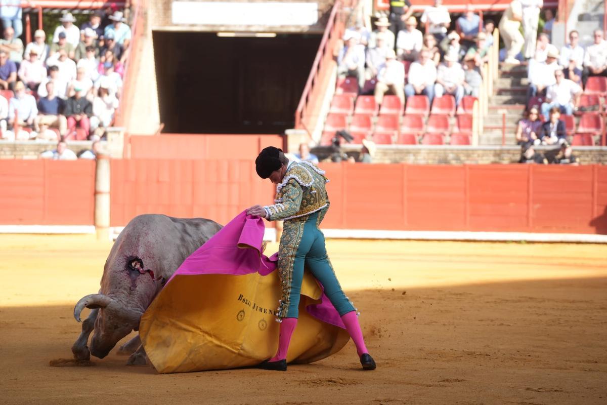Borja Jiménez a la verónica en el primer toro de la tarde.