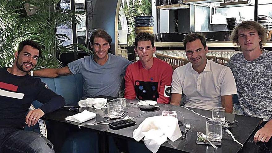 Fognini, Nadal, Thiem, Federer y Zverev, durante la cena en Londres.  edia@b1pr.com