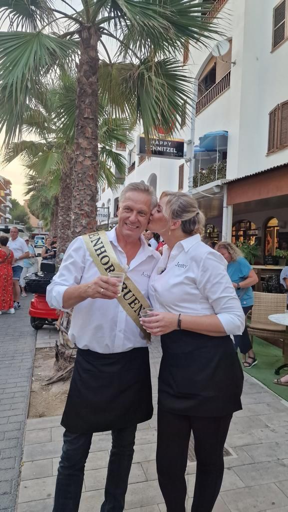 Sekt, Kameras und viele Besucher: So war die Eröffnung vom "Happy Schnitzel" der "Goodbye Deutschland"-Auswanderin Jenny "Delüx"