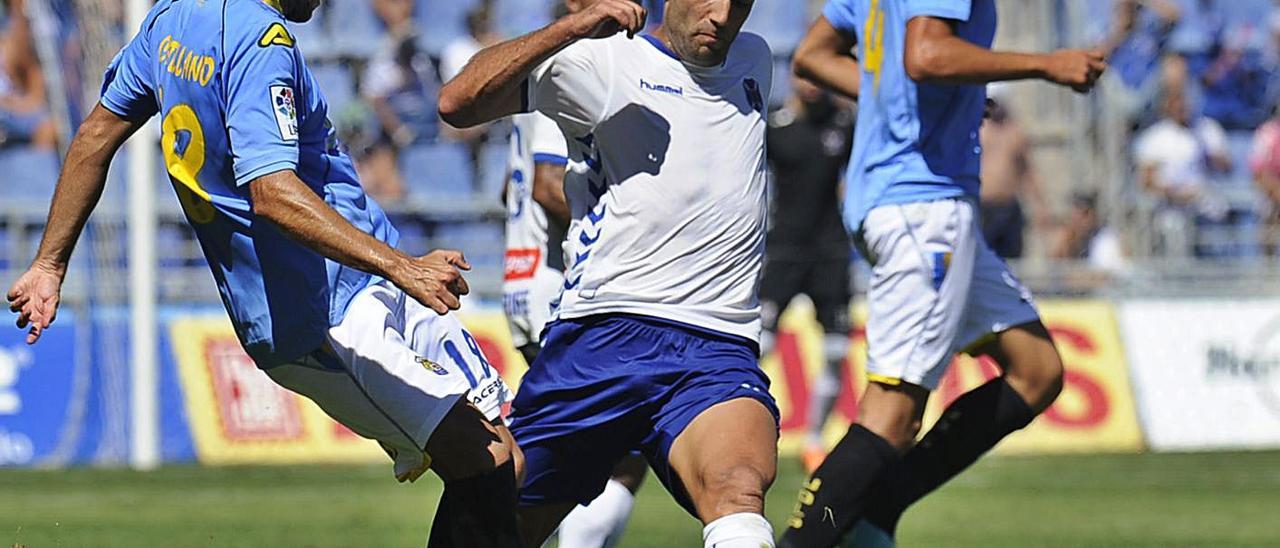 Aitor Sanz, entre Javi Castellano y Vicente Gómez, en el derbi del 28 de septiembre de 2014 en el Heliodoro.