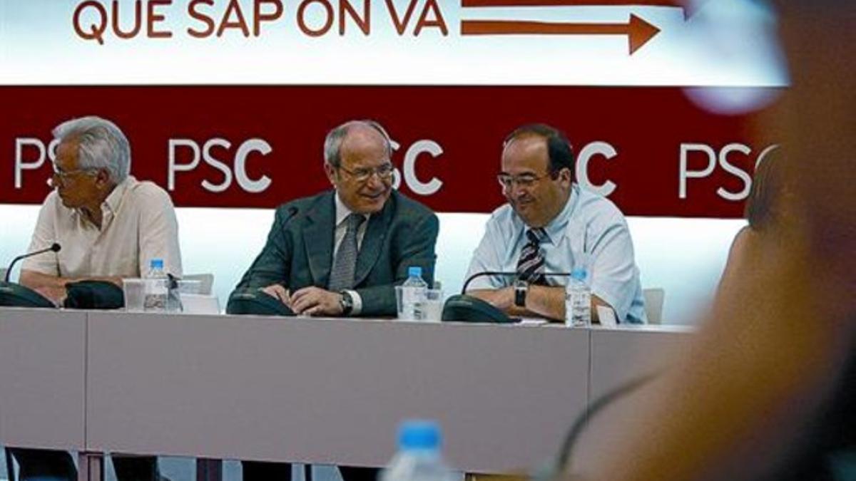 Montilla, entre Isidre Molas (izquierda) y Miquel Iceta, en la reunión de la ejecutiva del PSC, ayer.
