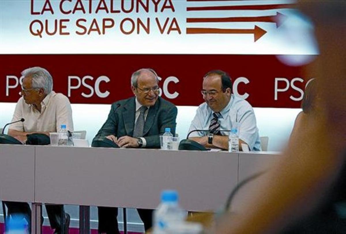 Montilla, entre Isidre Molas (esquerra) i Miquel Iceta, en la reunió de l’executiva del PSC, ahir.