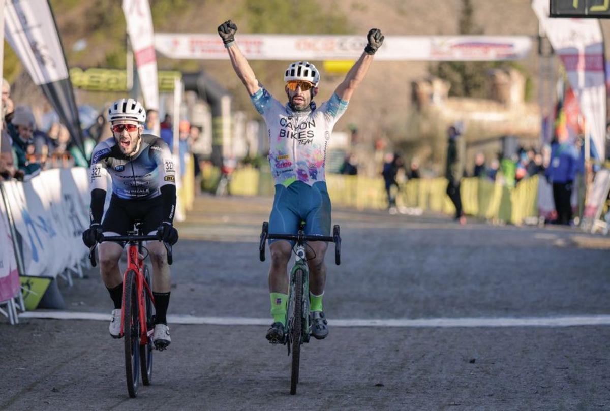 Miguel Llaneza levanta los brazos en la meta de Tarancón (Cuenca). | TINO ÁLVAREZ