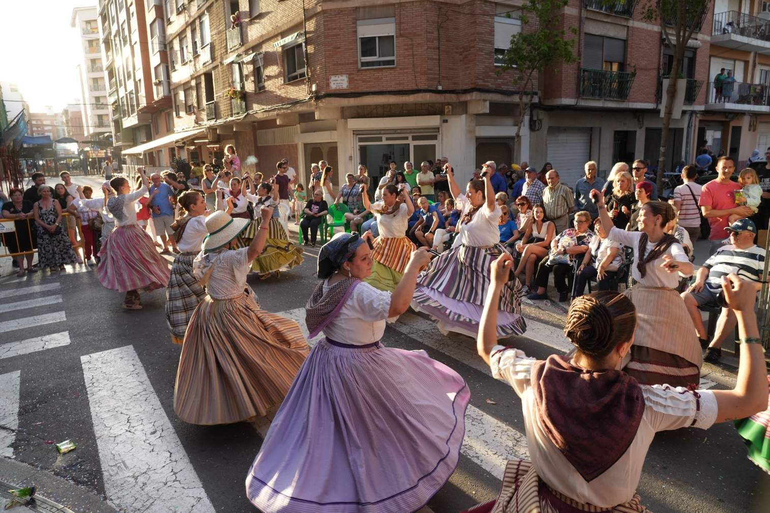 El Grau da inicio a las fiestas de Sant Pere con pólvora, bous y música