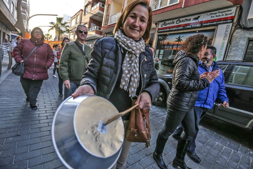 Docenas de padres secundan la protesta contra el decreto de Marzà del modelo educativo en Torrevieja y reclaman su derogación en una prortesta que ha recorrido las calles de la ciudad