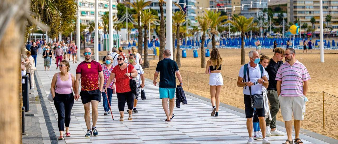 El paseo de Levante de Benidorm, donde se preveía renovar la catenaria de luces de primera línea. | DAVID REVENGA