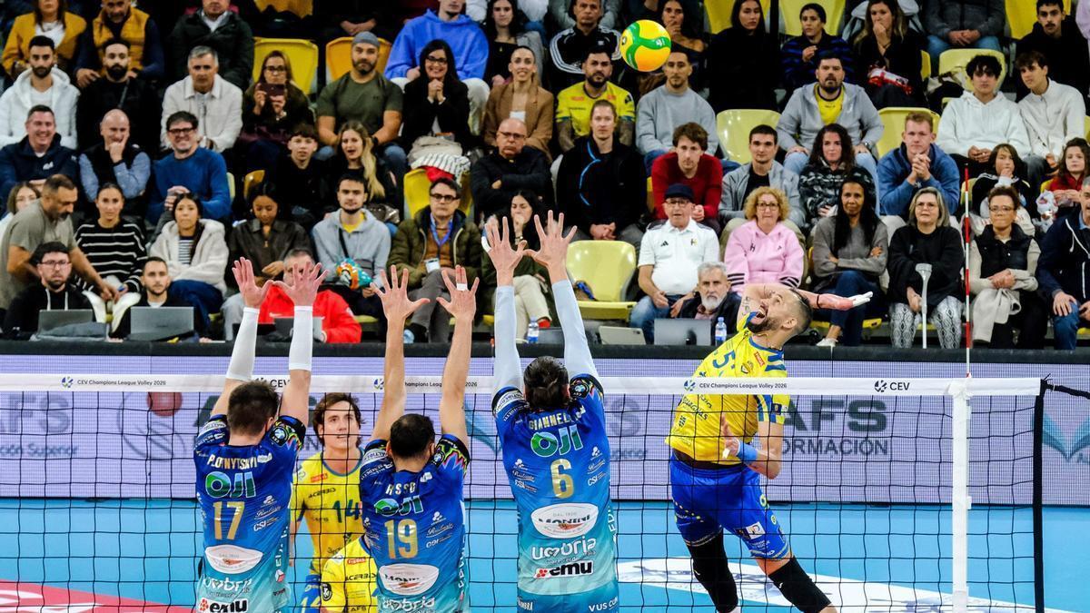 Osmany Juantorena intenta con su remate superar un triple bloqueo del Perugia, en el encuentro de ida de los cuartos de final de la Champions.