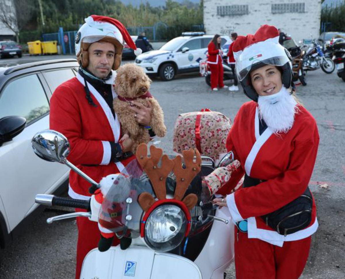 Papá Noel viaja en dos ruedas por Redondela