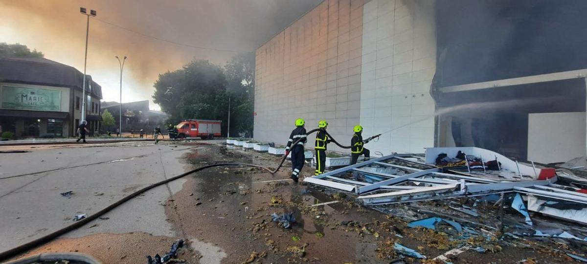 Un misil ruso impacta en un concurrido centro comercial de Ucrania