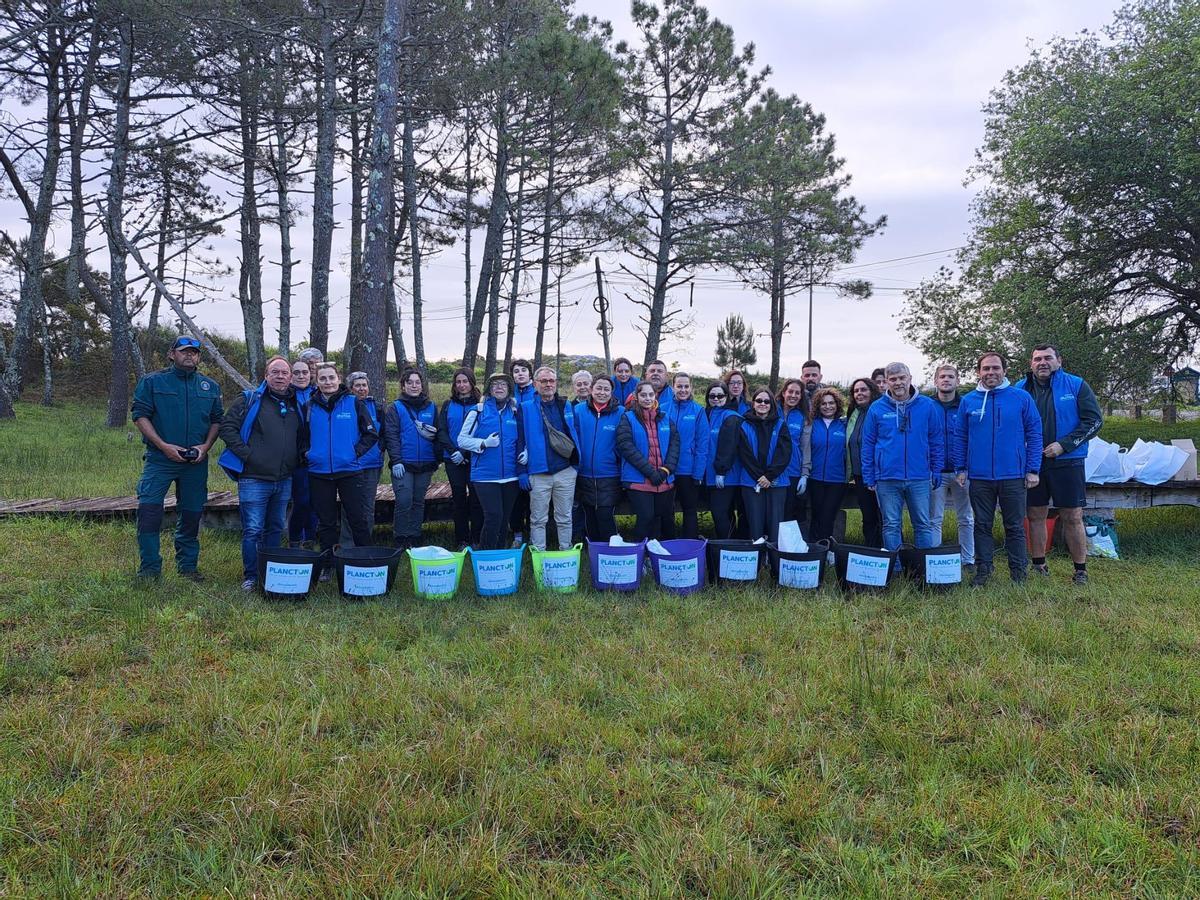 Na actividade participaron unha trintena de voluntarios.