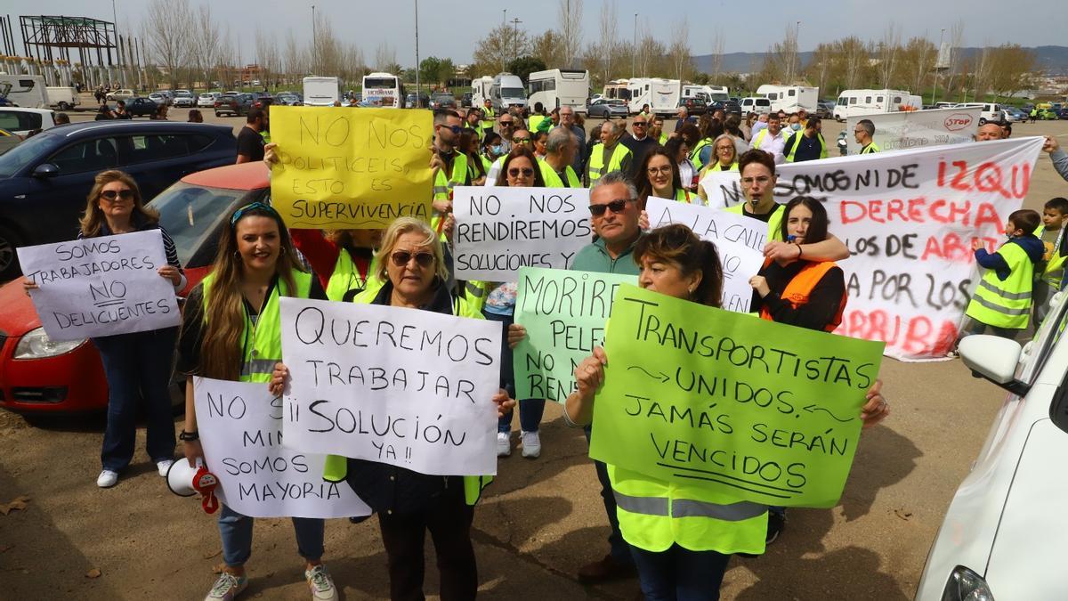 Parte del grupo que se ha concentrado en El Arenal en defensa del sector del transporte.