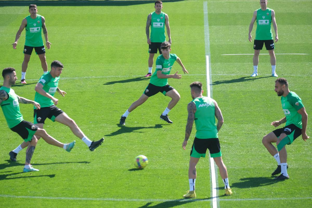 Los jugadores del Elche, durante un entrenamiento de la semana pasada