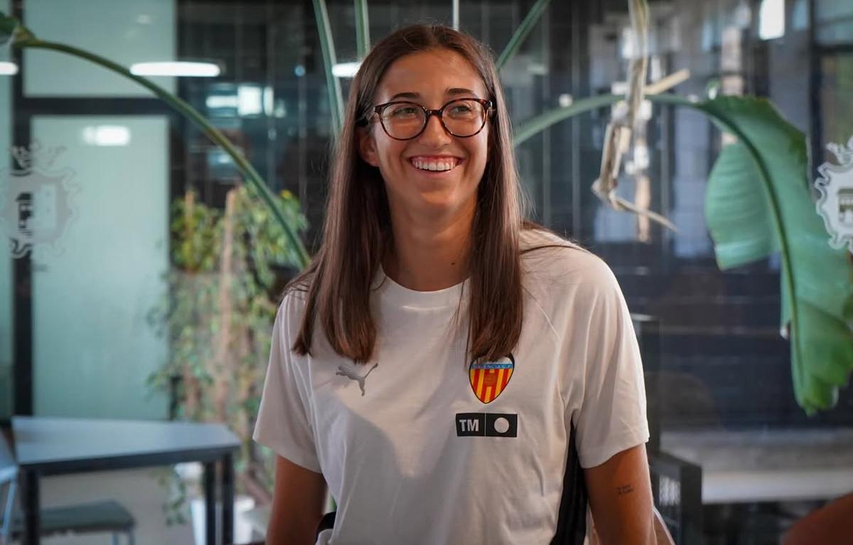 Massanassa homenajea a Sara Tamarit tras devolver al Valencia CF Femenino a la Liga F
