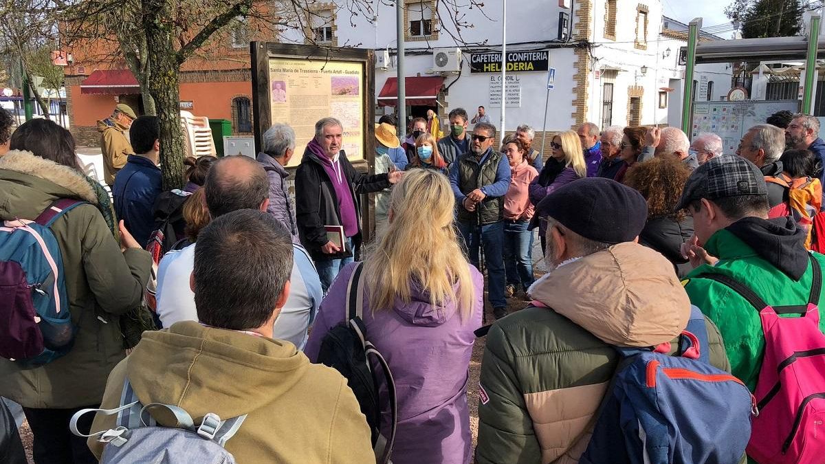 Un nutrido grupo de personas ha participado en la ruta reivindicativa para exigir el arreglo del sendero de la guerrilla antifranquista, entre Trassierra y el barranco de la Huesa.
