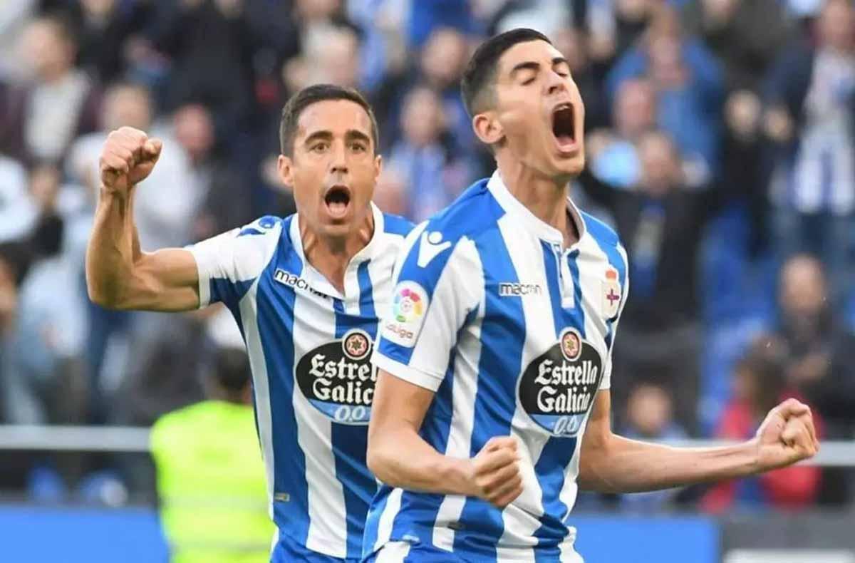 Carlos Fernández celebra un gol como jugador del Deportivo en la temporada 2018-2019.