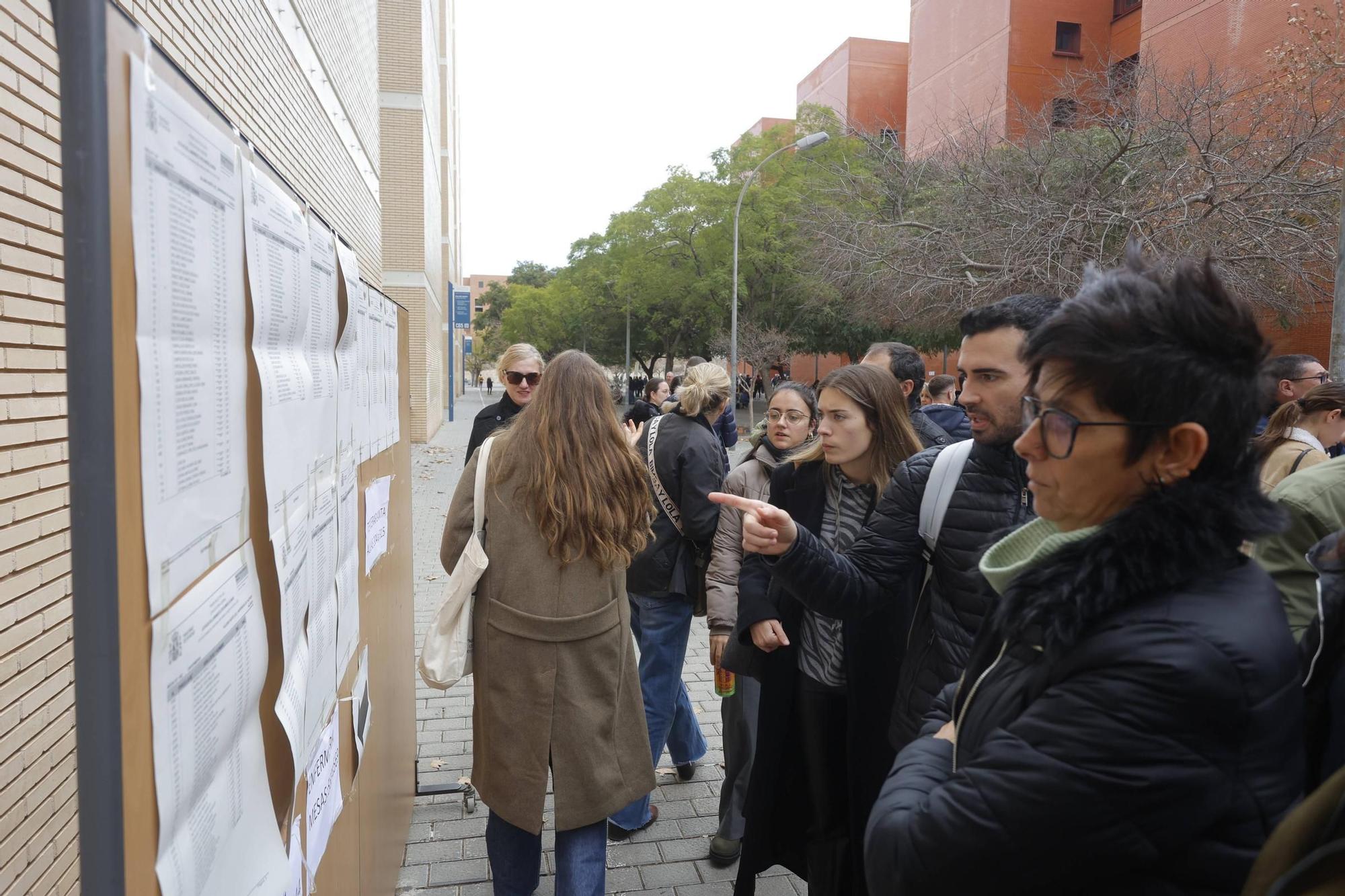Los aspirantes de València consultan las listas antes del examen.