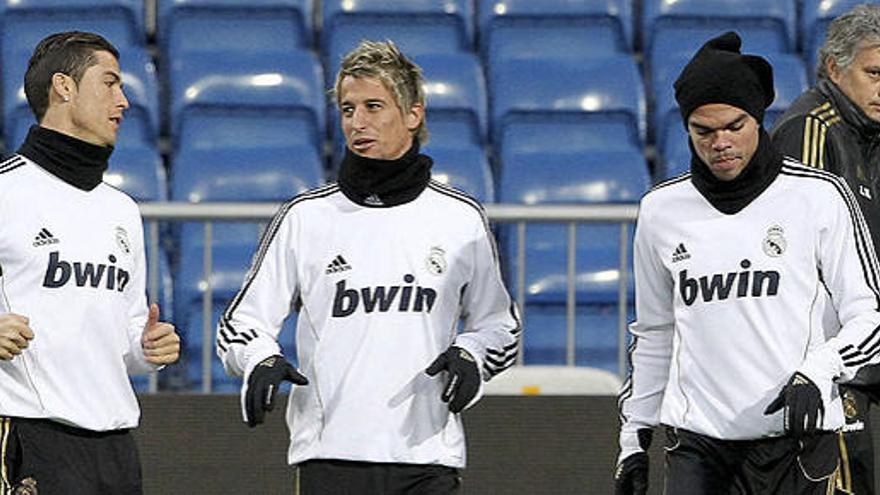 Ronaldo, Coentrao y Pepe, junto a Mourinho, enel entrenamiento de ayer del Real Madrid.