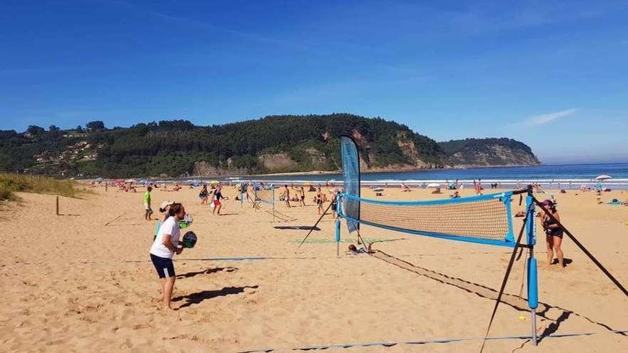 Rodiles se convierte en una cancha de tenis playa