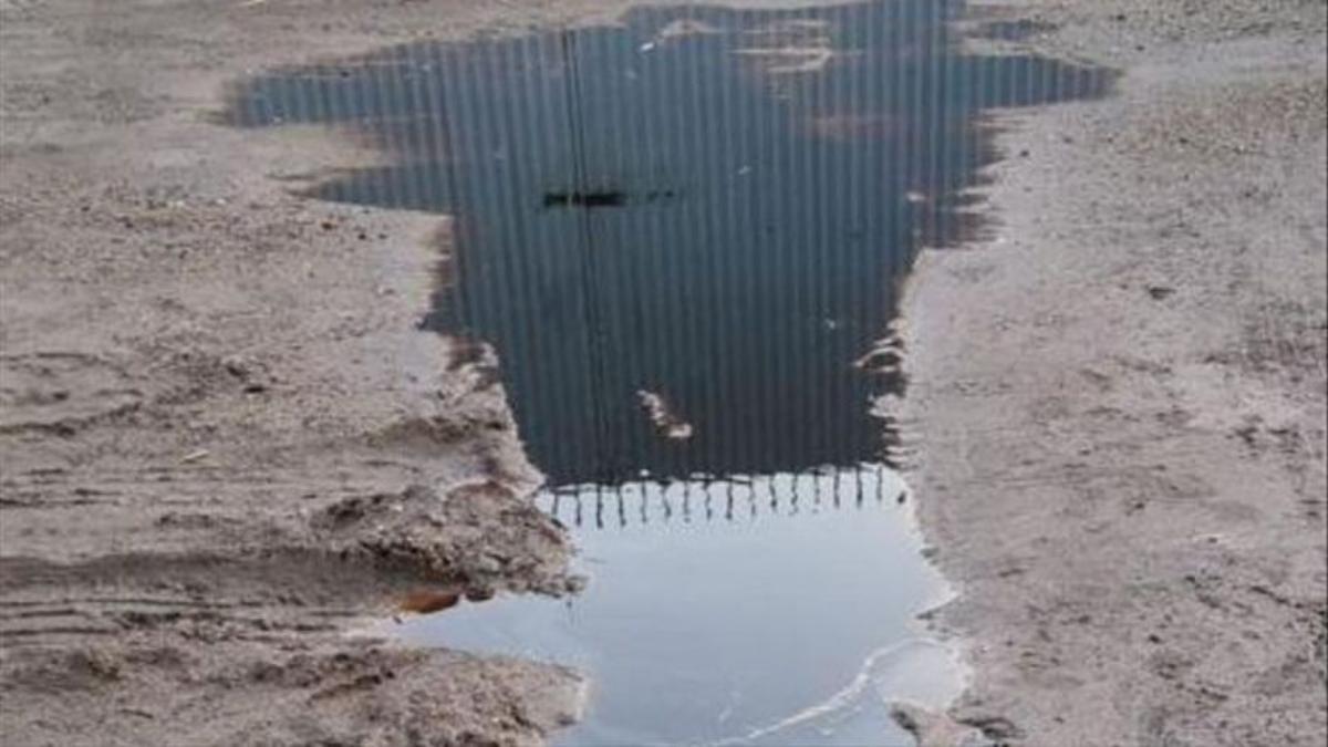 Estancamiento de agua en las inmediaciones de la explotación caprina.
