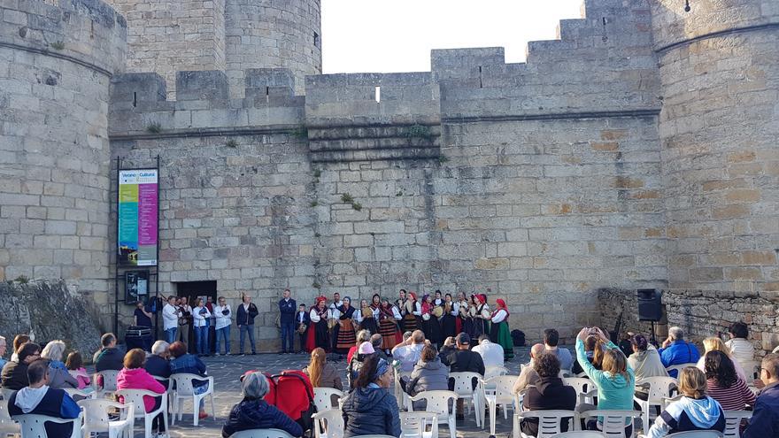 La Escuela de Folklore clausura el curso con una exhibición musical