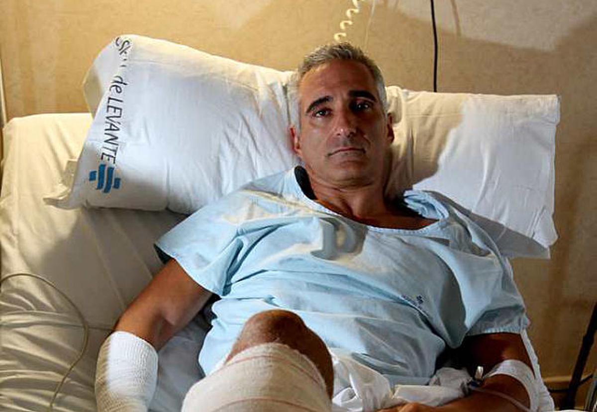 Jesús Hernández, ayer en el hospital.