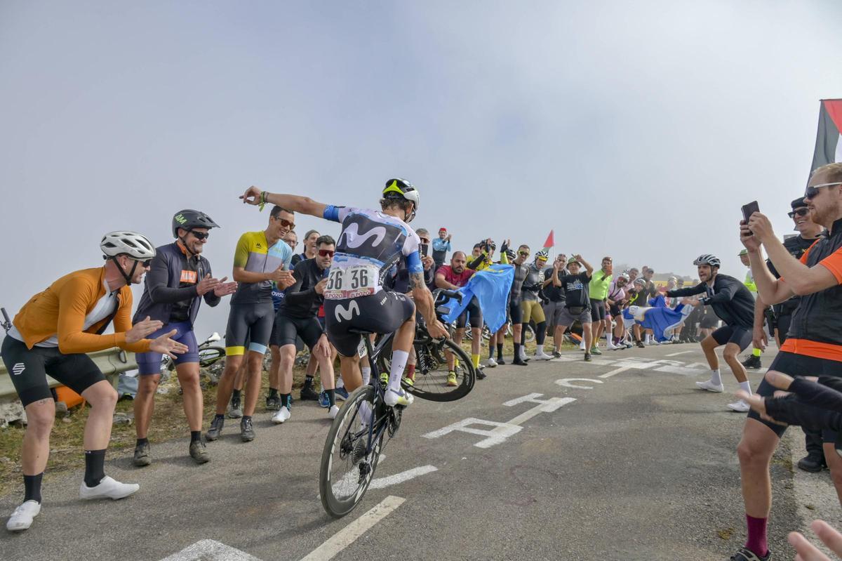 Iván García Cortina en la subida al Angliru, en la Vuelta de 2025