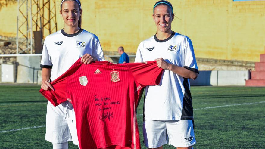 Las mellizas Marta -izquierda- y Patricia -derecha- posan con la camiseta de la selección española tras ser convocadas con la sub&#039;16.